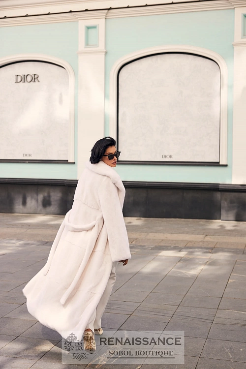 Белоснежная шуба из цельных шкурок норки