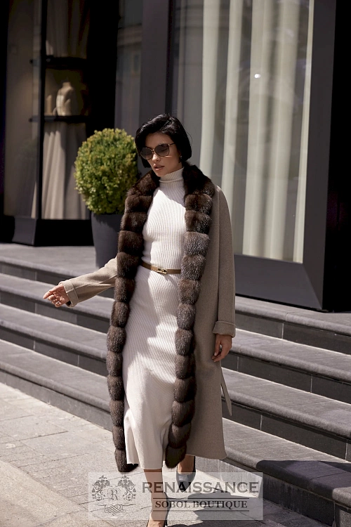 Стильное пальто из двойного кашемира Loro Piana с соболем