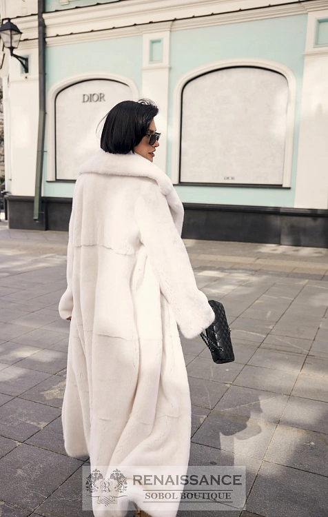 Белоснежная шуба из цельных шкурок норки
