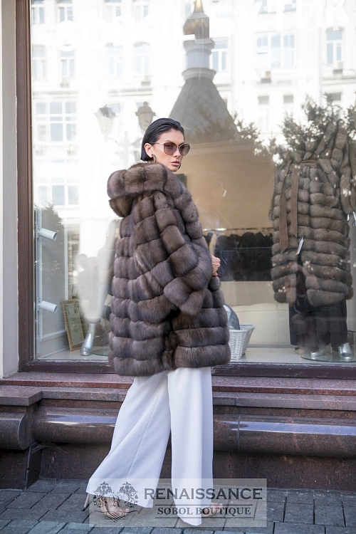 Эффектный жакет с капюшоном из соболя