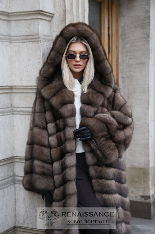Роскошная шуба с капюшоном