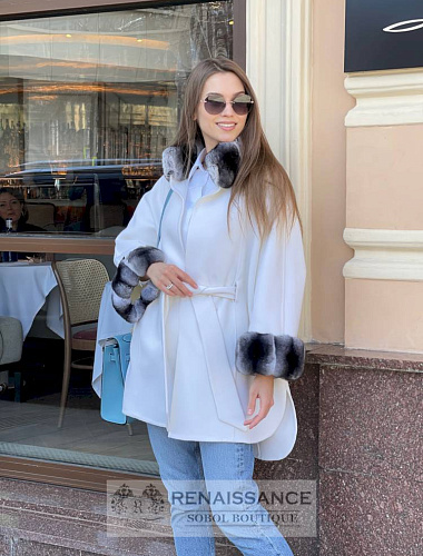 Белоснежное пальтишко с мехом шиншиллы