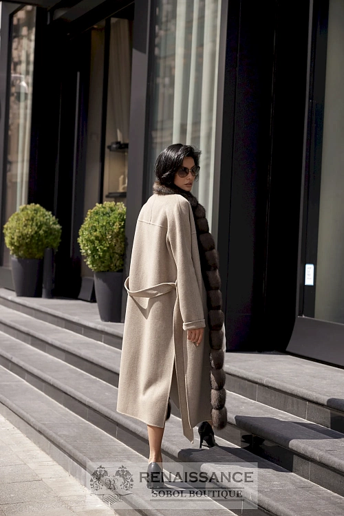 Стильное пальто из двойного кашемира Loro Piana с соболем