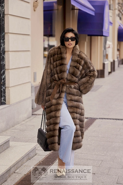Изысканное пальто из меха баргузинского соболя в комбинированной раскладке