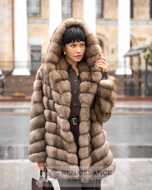 Короткая шуба из соболя с капюшоном
