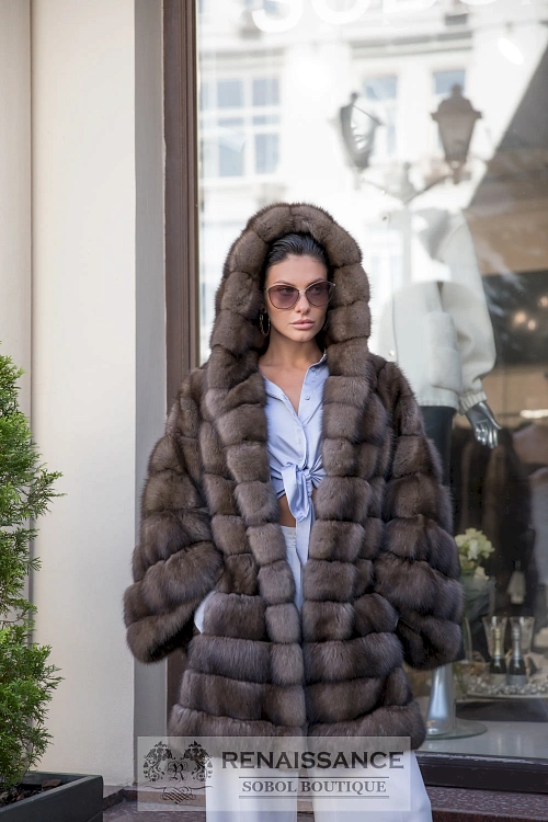Эффектный жакет с капюшоном из соболя