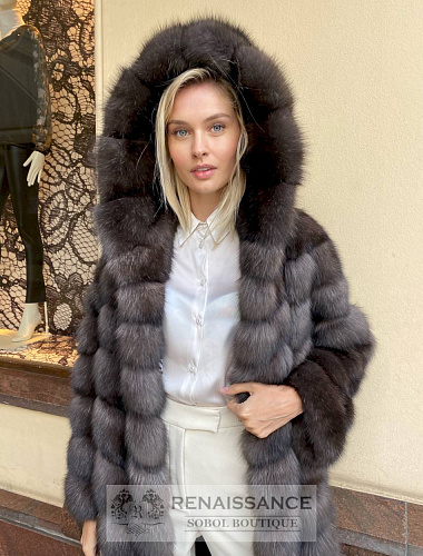 Стильная шубка с капюшоном из седого соболя