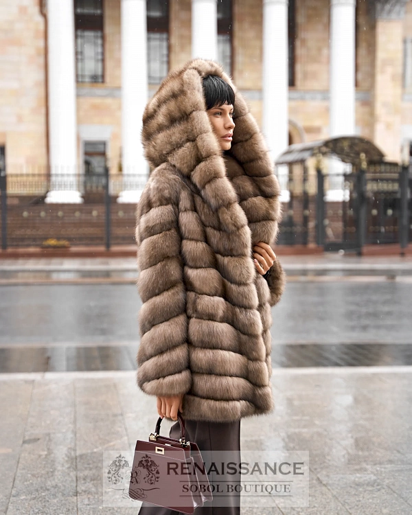 Короткая шуба из соболя с капюшоном