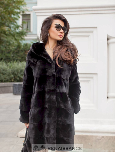 Пальто из меха норки с капюшоном