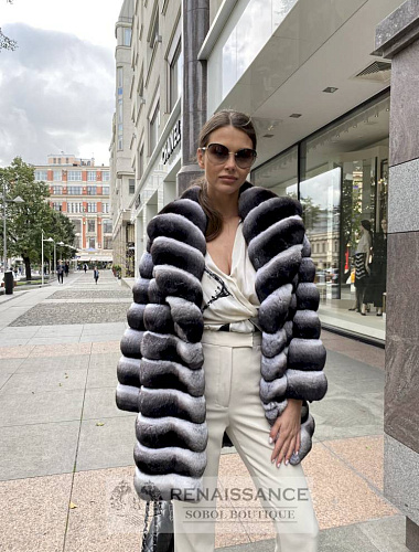 Стильная шубка из меха шиншиллы