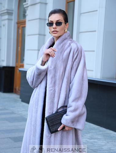 Шуба из меха норки c V-образным воротником