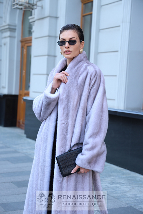 Шуба из меха норки c V-образным воротником