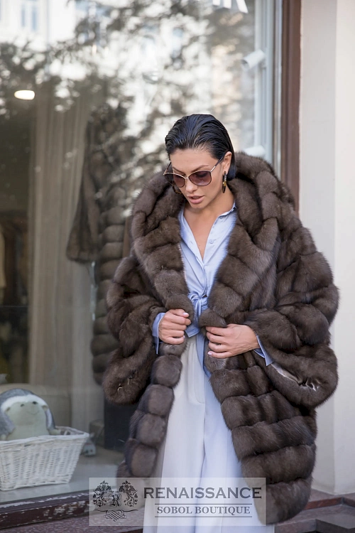 Эффектный жакет с капюшоном из соболя