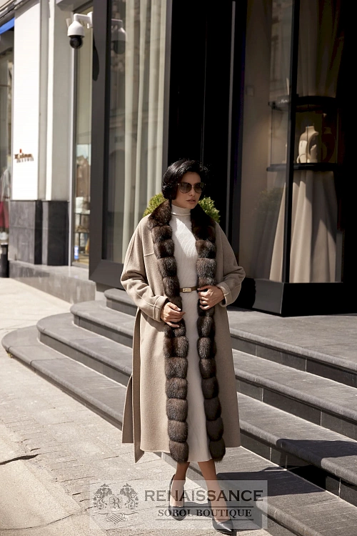 Стильное пальто из двойного кашемира Loro Piana с соболем