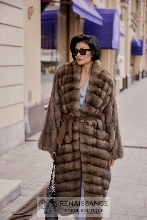 Изысканное пальто из меха баргузинского соболя в комбинированной раскладке