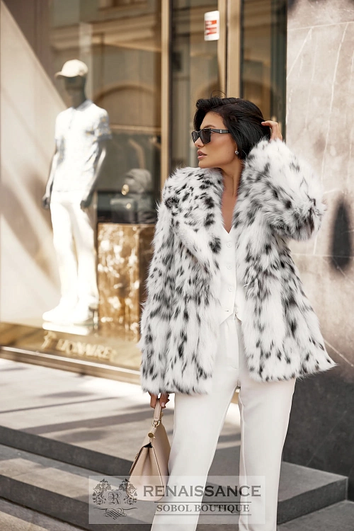 Стильный жакет из меха белой канадской рыси с черным английским воротником
