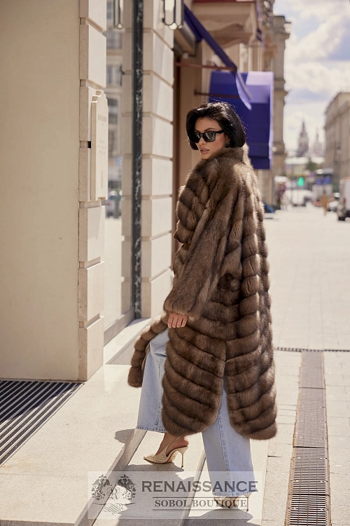 Изысканное пальто из меха баргузинского соболя в комбинированной раскладке