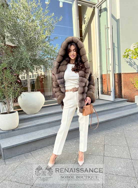 Короткая шуба из соболя с капюшоном 