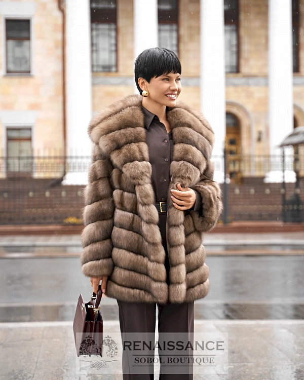 Короткая шуба из соболя с капюшоном