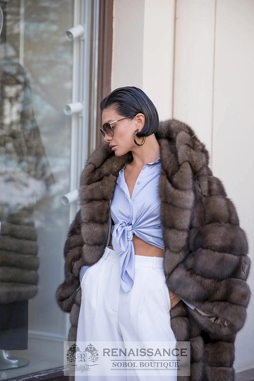 Эффектный жакет с капюшоном из соболя