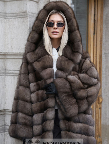 Роскошная шуба с капюшоном