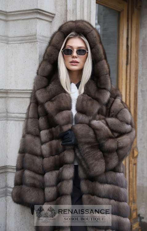 Роскошная шуба с капюшоном