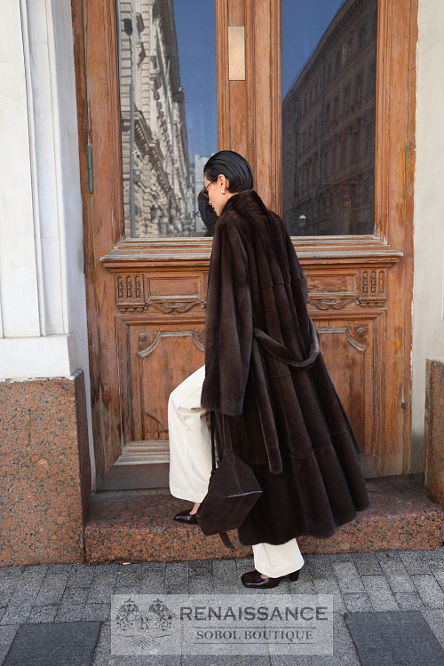 Классическая шуба из меха норки в цвете шоколад