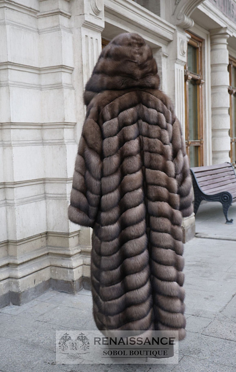 Роскошная шуба с капюшоном