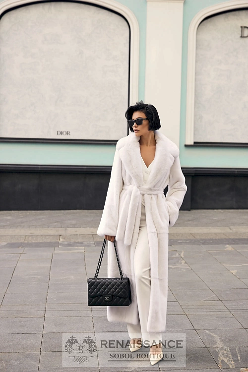 Белоснежная шуба из цельных шкурок норки