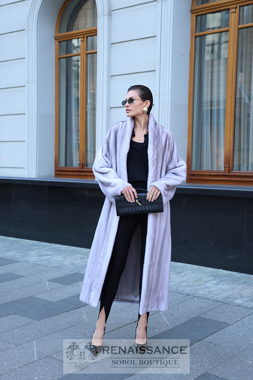 Шуба из меха норки c V-образным воротником