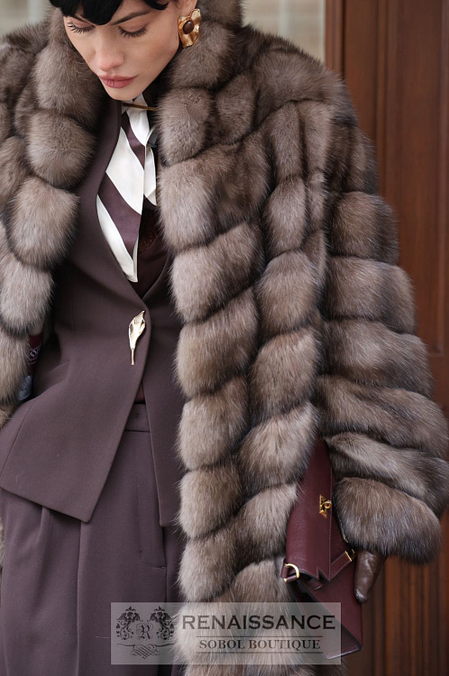 Шуба из светлого соболя,  V образный воротник