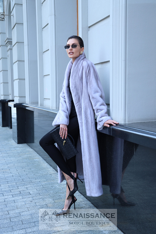 Шуба из меха норки c V-образным воротником