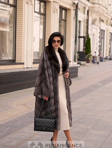 Эффектное пальто из меха норки с английским воротником из соболя