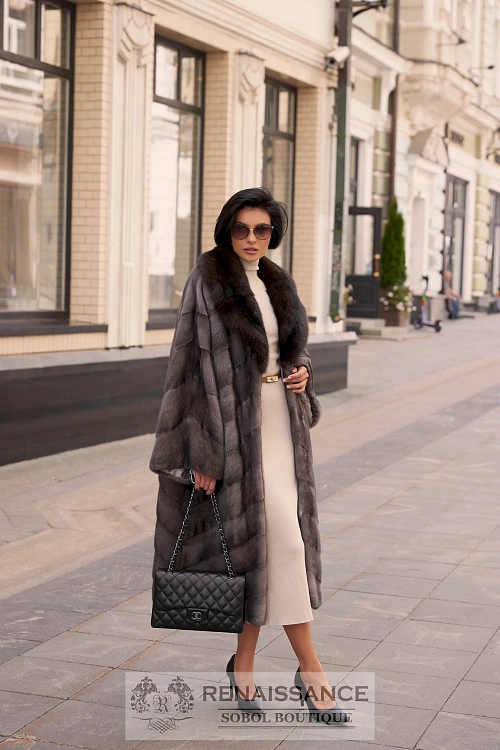 Эффектное пальто из меха норки с английским воротником из соболя