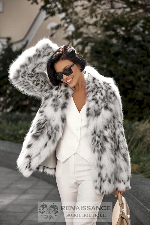 Стильный жакет из меха белой канадской рыси с черным английским воротником