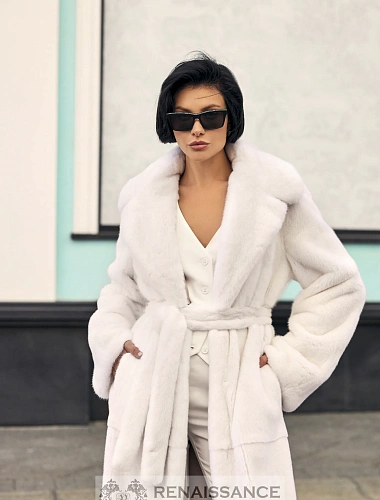 Белоснежная шуба из цельных шкурок норки