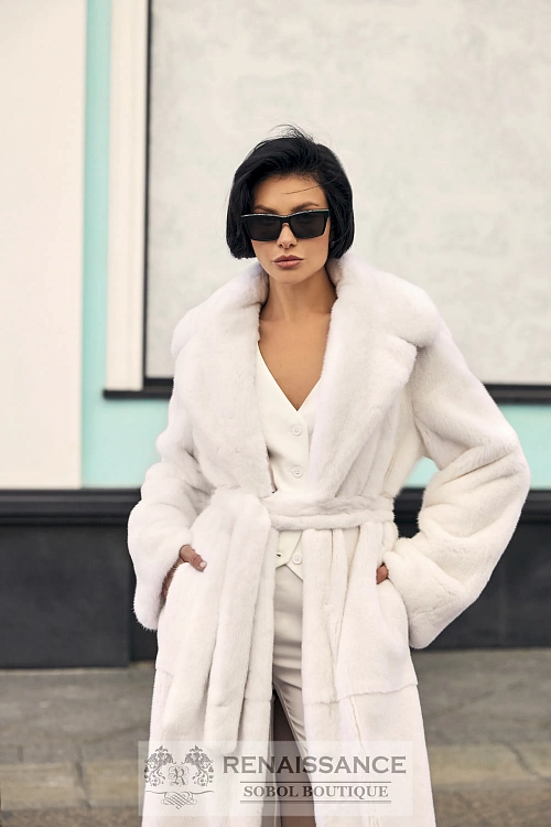Белоснежная шуба из цельных шкурок норки