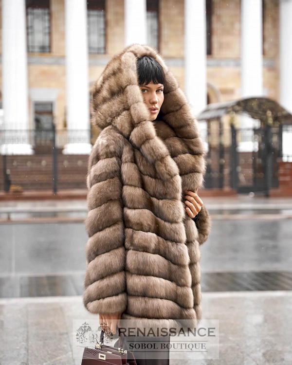 Короткая шуба из соболя с капюшоном