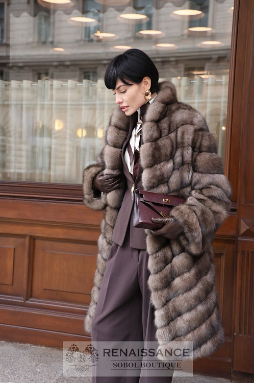 Шуба из светлого соболя,  V образный воротник